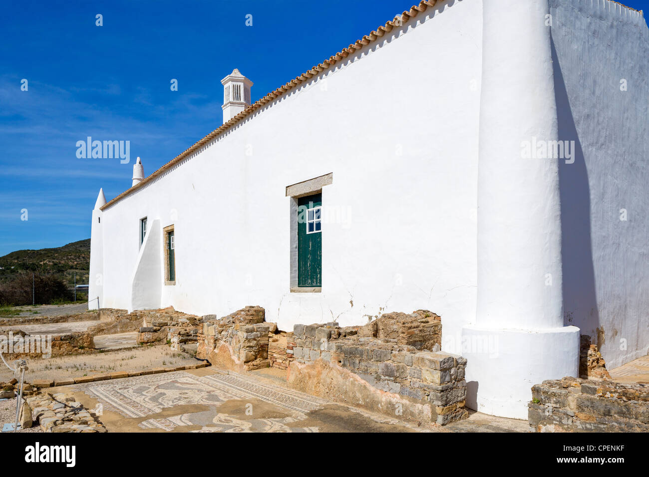 Die 15.Jh. Casa Rural Quinhentista (Bauernhaus) mit römischen Mosaiken im Vordergrund, römischen Ruinen von Milreu Estoi, Algarve, Portugal Stockfoto