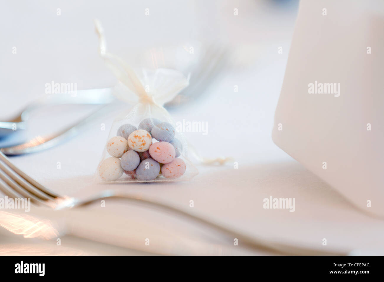 Eine kleine Musselinbeutel der Zuckermandeln als Tischdekoration für eine Hochzeit-Tabelle Stockfoto