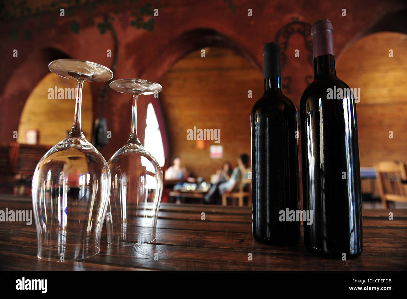 Wein Schlachten und Gläser in einem Weinberg Stockfotografie - Alamy