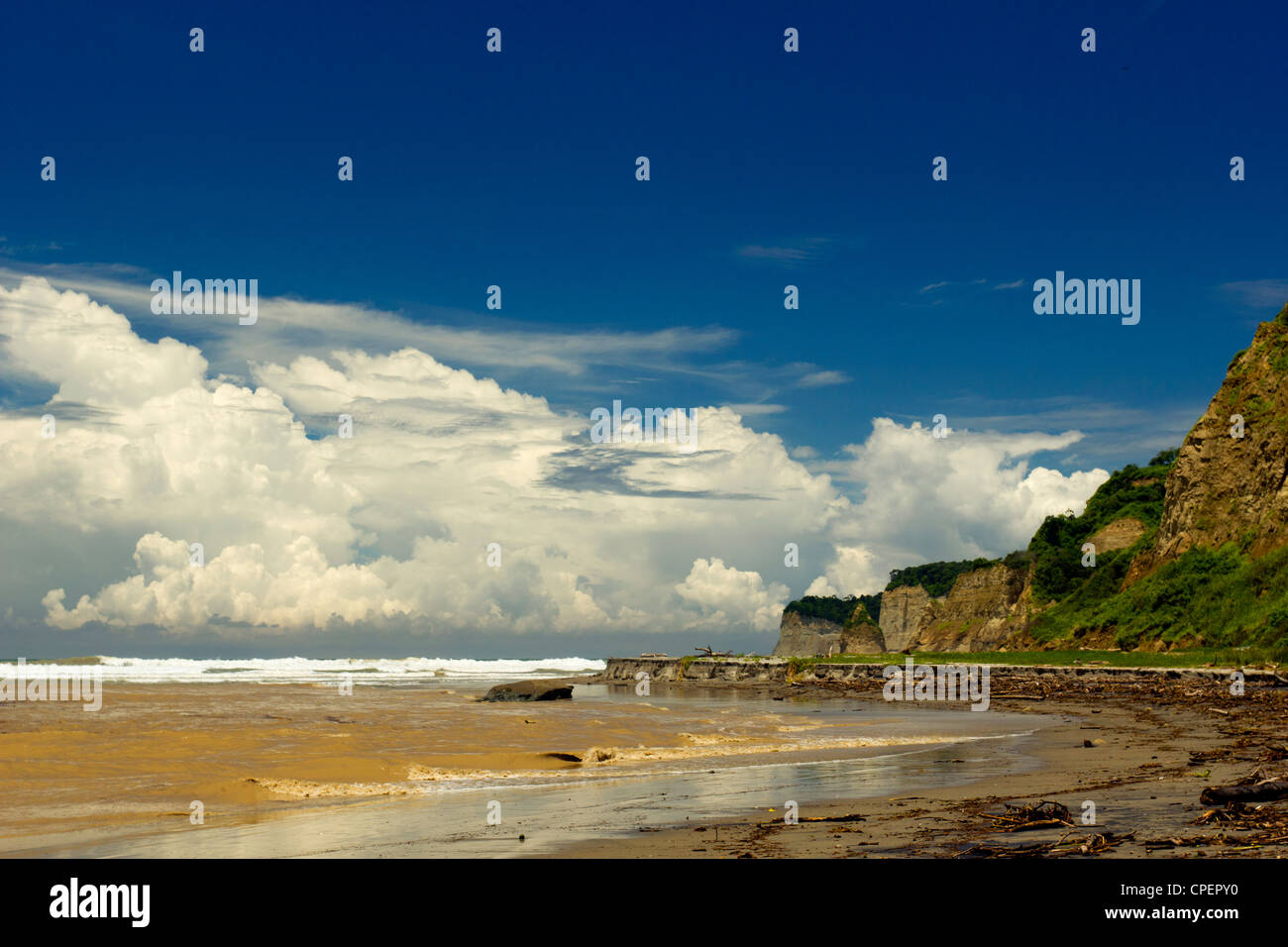 Pazifikküste Ecuadors nach einer sehr schweren nassen Saison mit braunen Hochwasser und erodierten Oberkante des Strandes Stockfoto