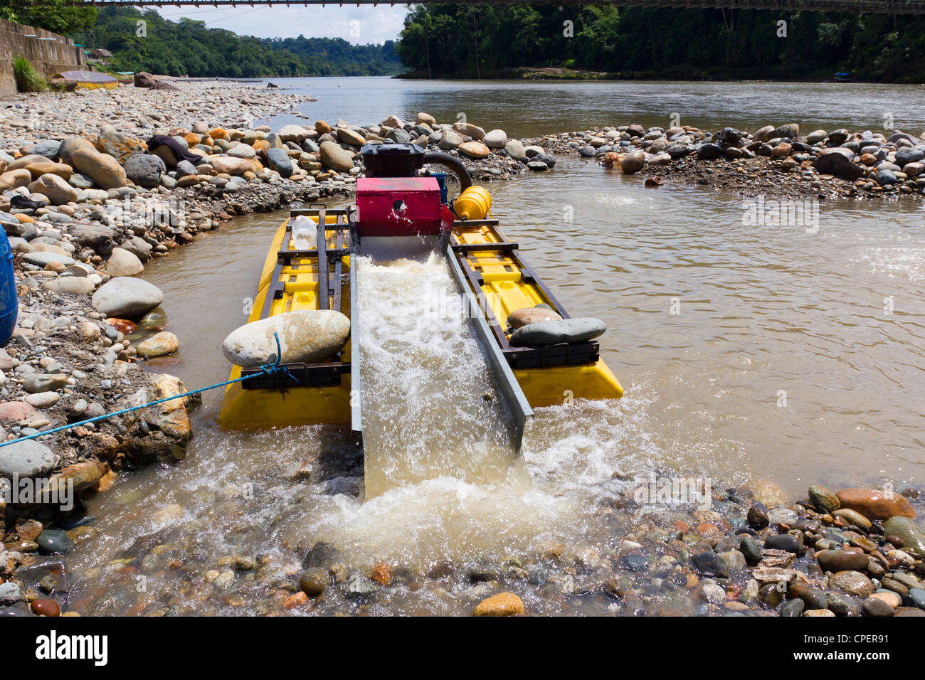 Saug-Schaufler Bergbau alluvial Gold auf einem amazonischen Flussufer in Ecuador Stockfoto