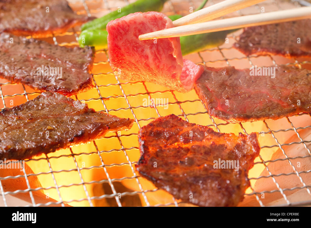 Fleischstücke am Grill Stockfoto