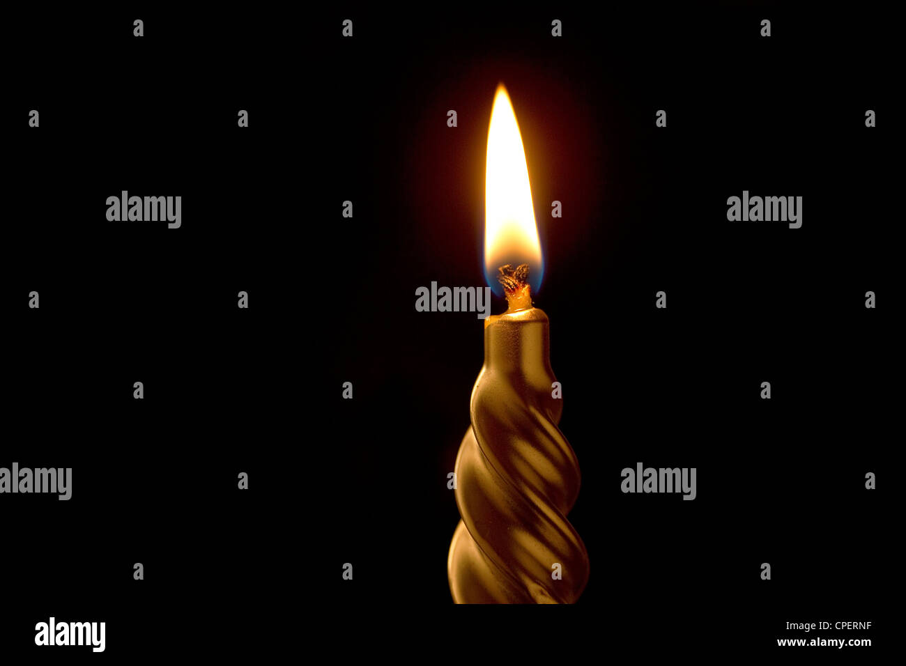 Kerzenschein mit schwarzem Hintergrund Stockfoto