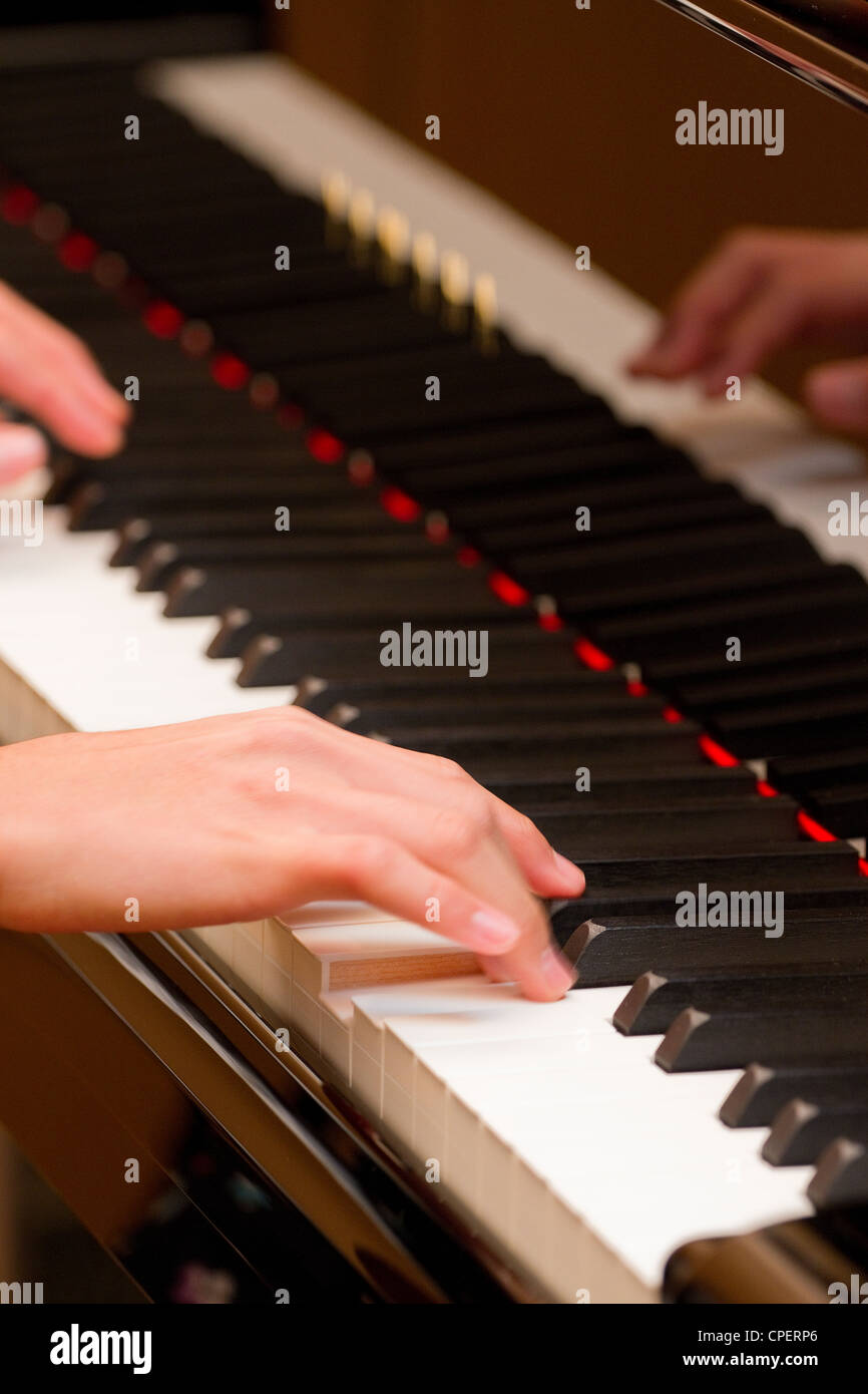 Menschliche Hand spielen Klaviertasten Stockfoto