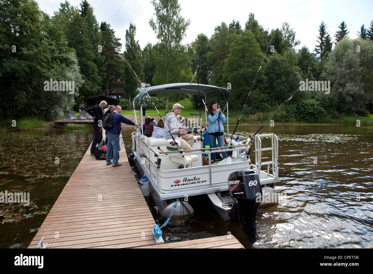 Angeln im See Finnland Stockfoto