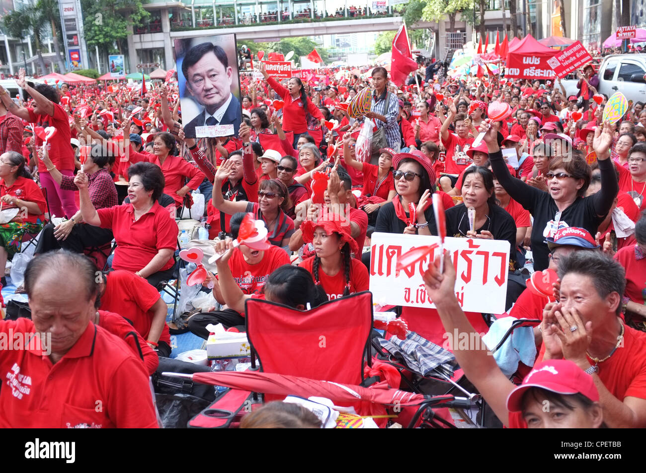 Red-Shirt-Fans hören Reden anlässlich des zweiten Jahrestages einer Militär-geführten Razzia in Bangkok. Stockfoto