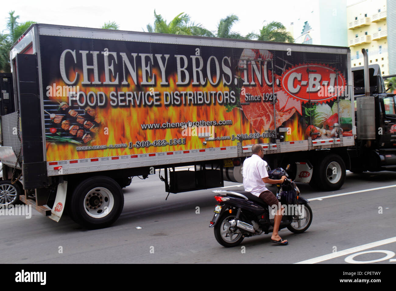 Miami Beach Florida, Traktor Anhänger, LKW, LKW, Werbung Werbung Werbung, Lebensmittel-Service-Händler, Mann Männer männlichen Erwachsenen, Motorroller Roller Stockfoto