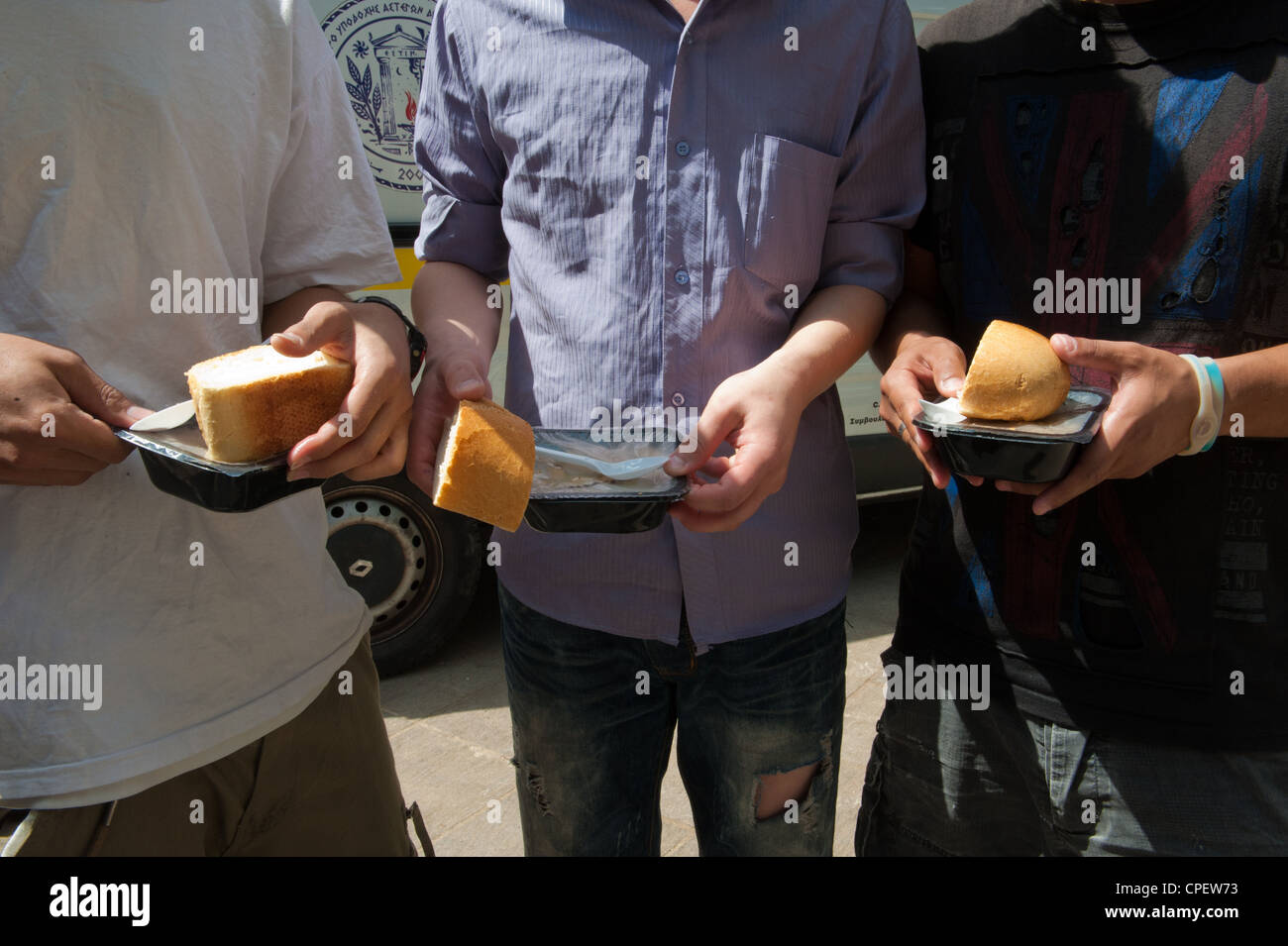 Einwanderer aus Afghanistan halten ihr Essen in der Suppenküche, geführt  von der Kirche von Griechenland in Sofokleous Str, Athen, Griechenland  Stockfotografie - Alamy