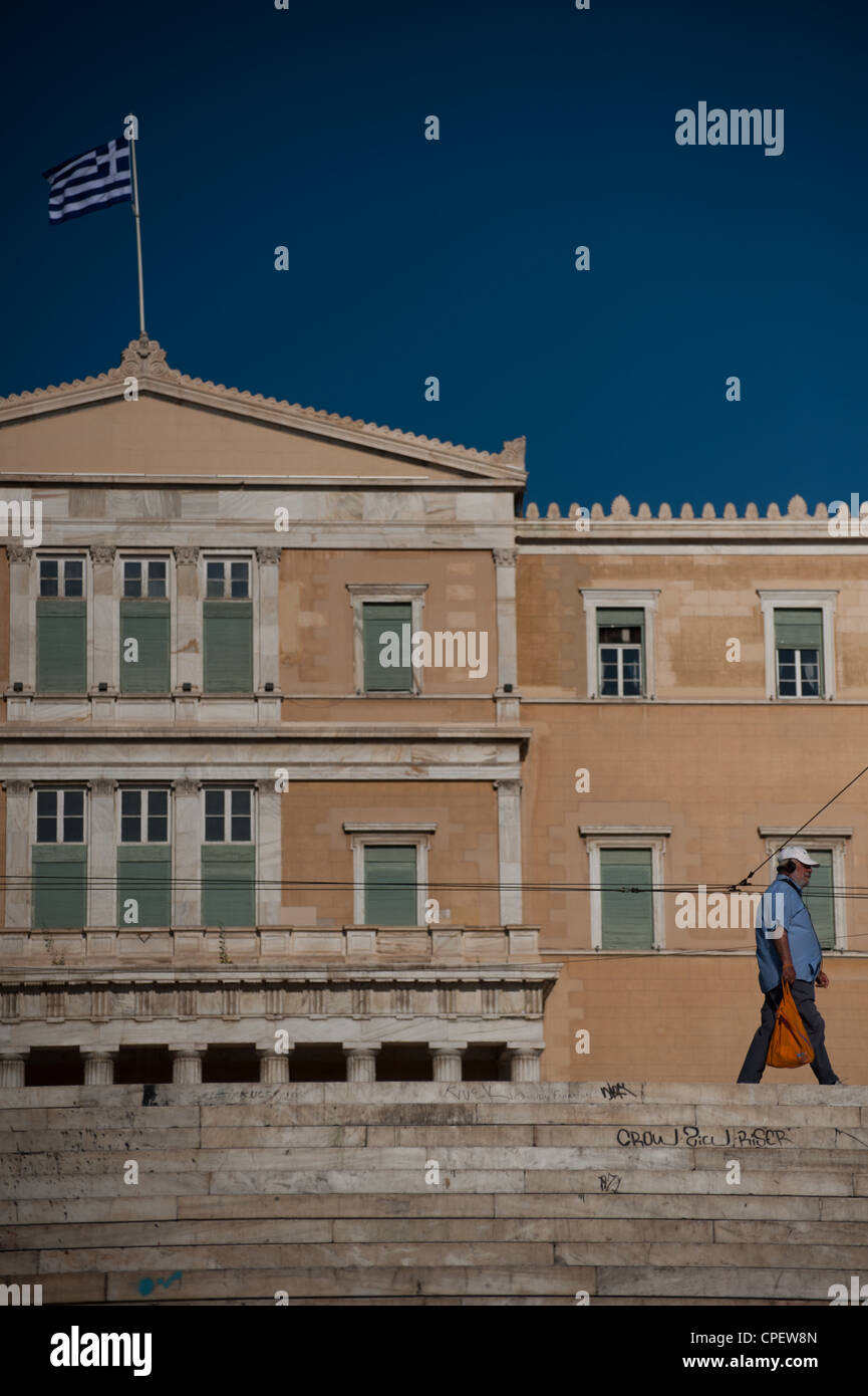 Athener zu Fuß vor dem griechischen Parlament, Syntagma Sq, Athen, Griechenland Stockfoto