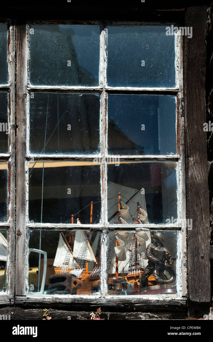 Fish mongers Schaufenster mit einem Modell Schiff und Fischer. Clovelly, Devon, England Stockfoto