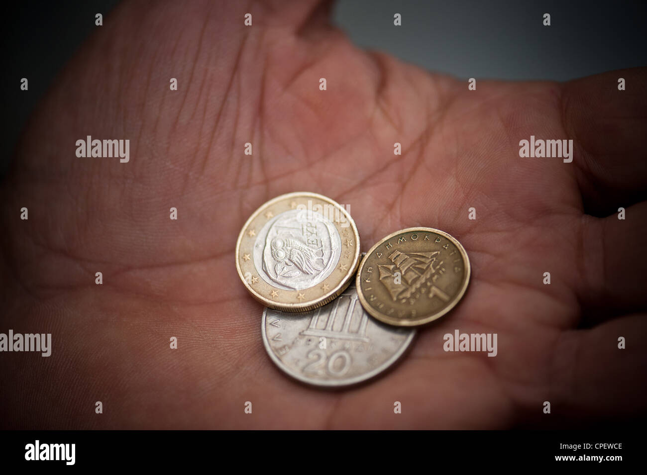 Ein-Euro-Münze zusammen mit 20 Drachme Münze und eine Münze, eine Drachme Stockfoto