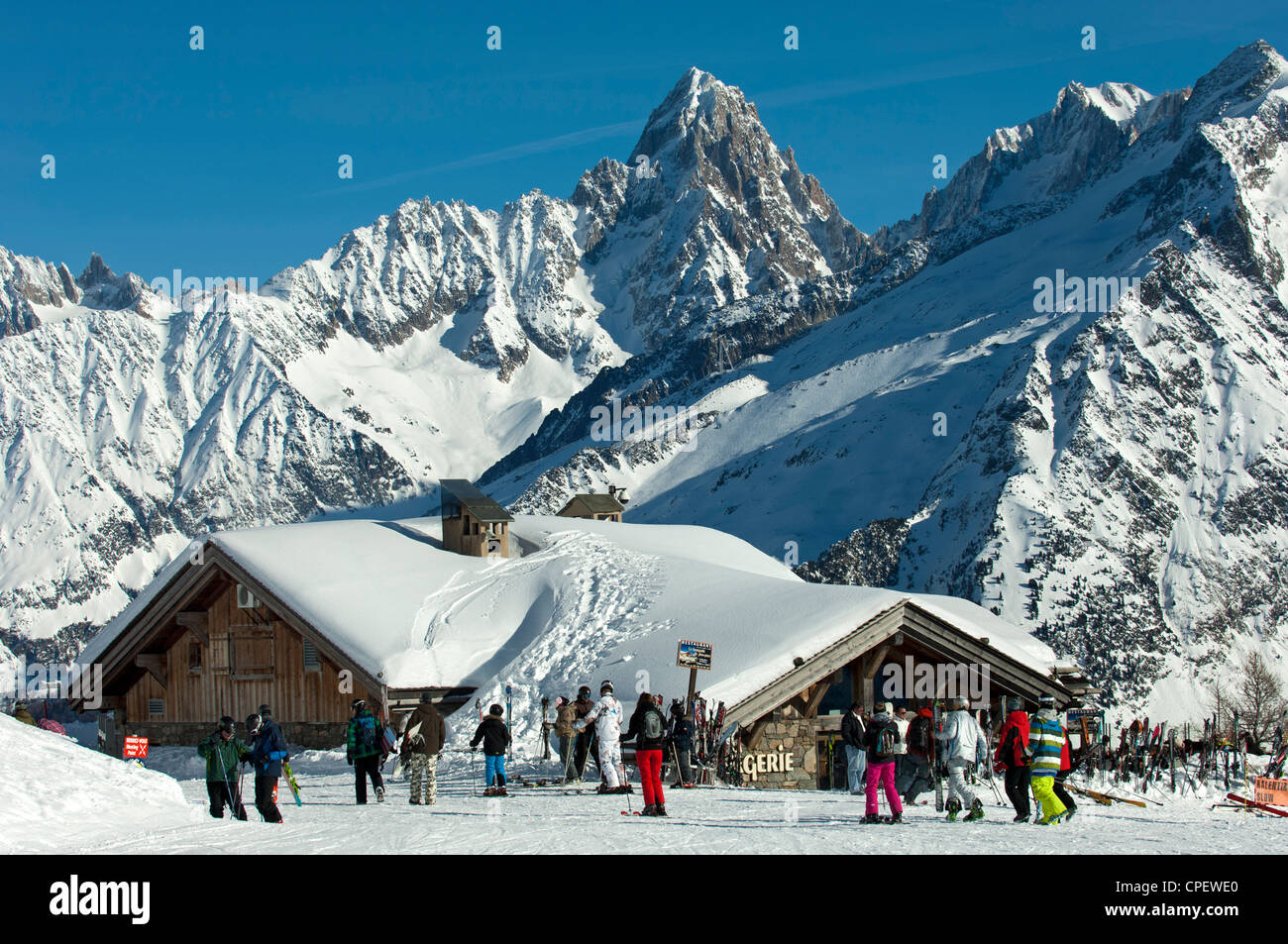 Skifahrer und Tagesgäste im Bergrestaurant La Bergerie Planpraz, Chamonix, Haute-Savoie, Frankreich Stockfoto