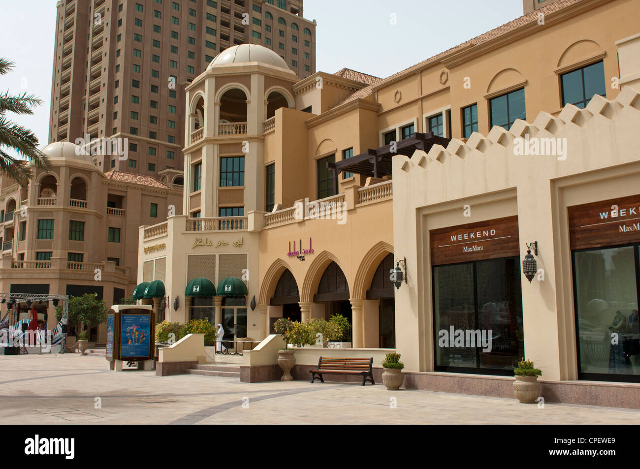 Einkaufsstraße mit luxuriösen Boutiquen in der Wohngegend The Pearl, Doha, Katar Stockfoto