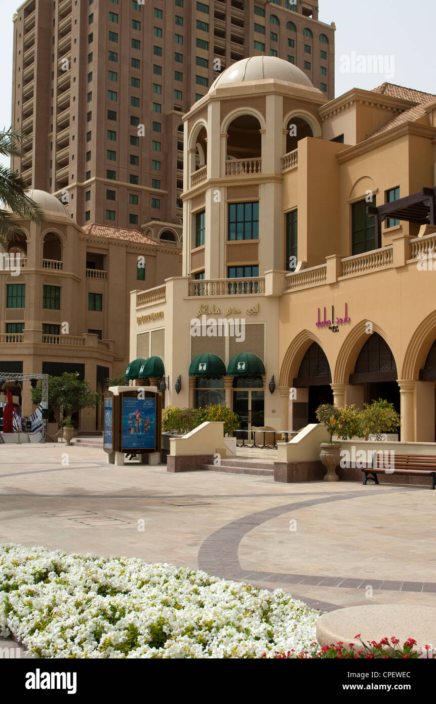Einkaufsstraße mit luxuriösen Boutiquen in der Wohngegend The Pearl, Doha, Katar Stockfoto