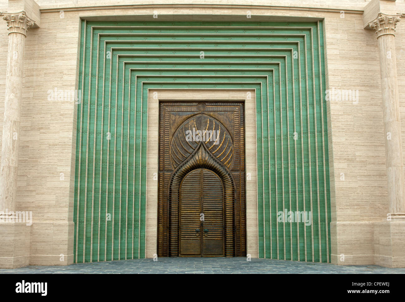 Reich verzierte Kupfer Tür des Portals des Amphitheaters in Katara Cultural Village, Doha, Katar Stockfoto