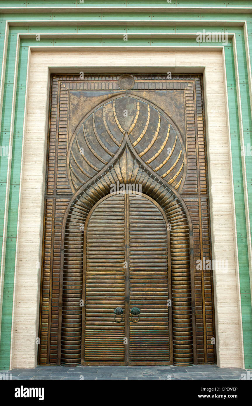 Reich verzierte Kupfer Tür des Portals des Amphitheaters in Katara Cultural Village, Doha, Katar Stockfoto