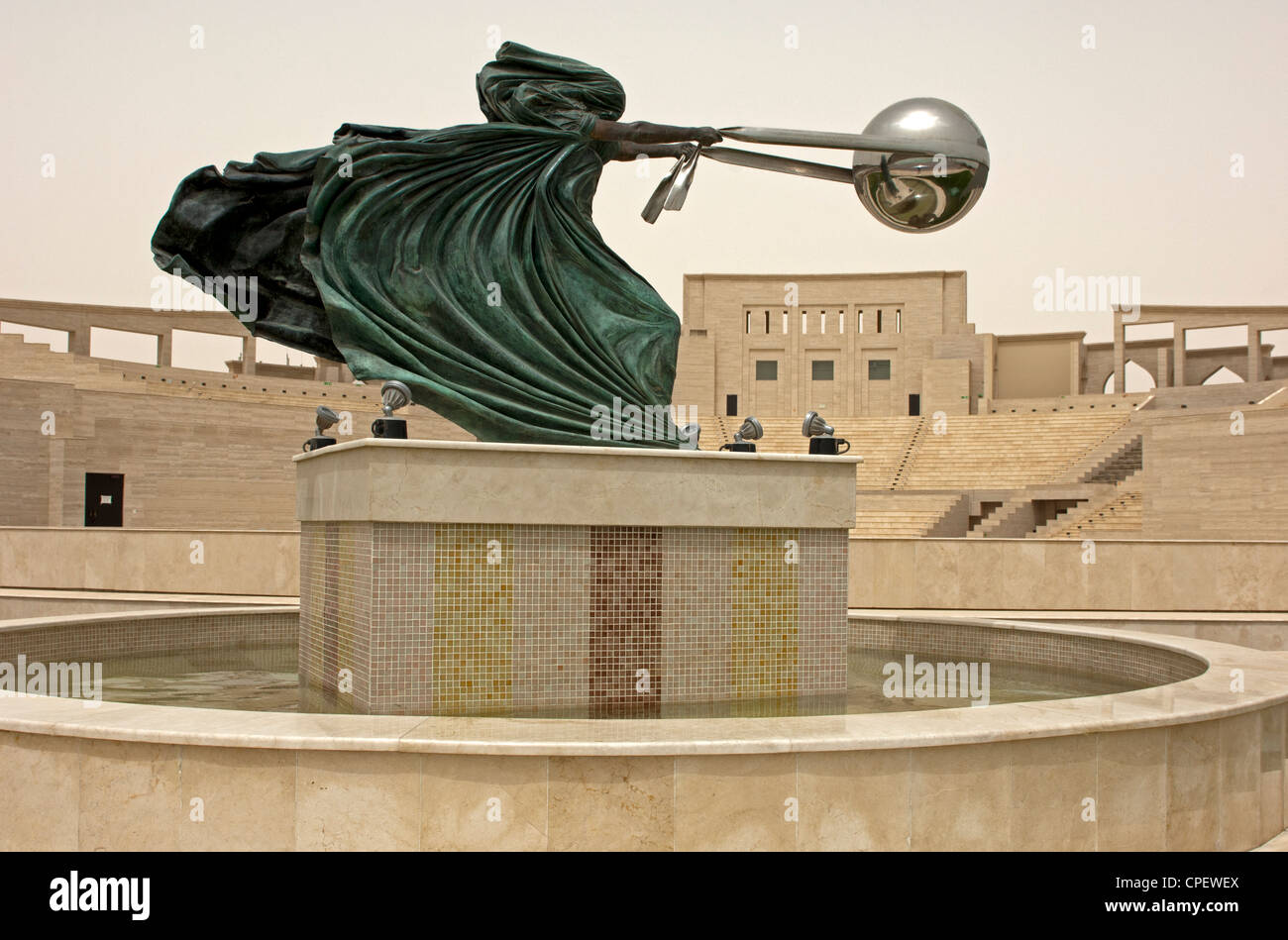 Skulptur Naturgewalt von Lorenzo Quinn, Katara Cultural Village, Doha, Katar Stockfoto