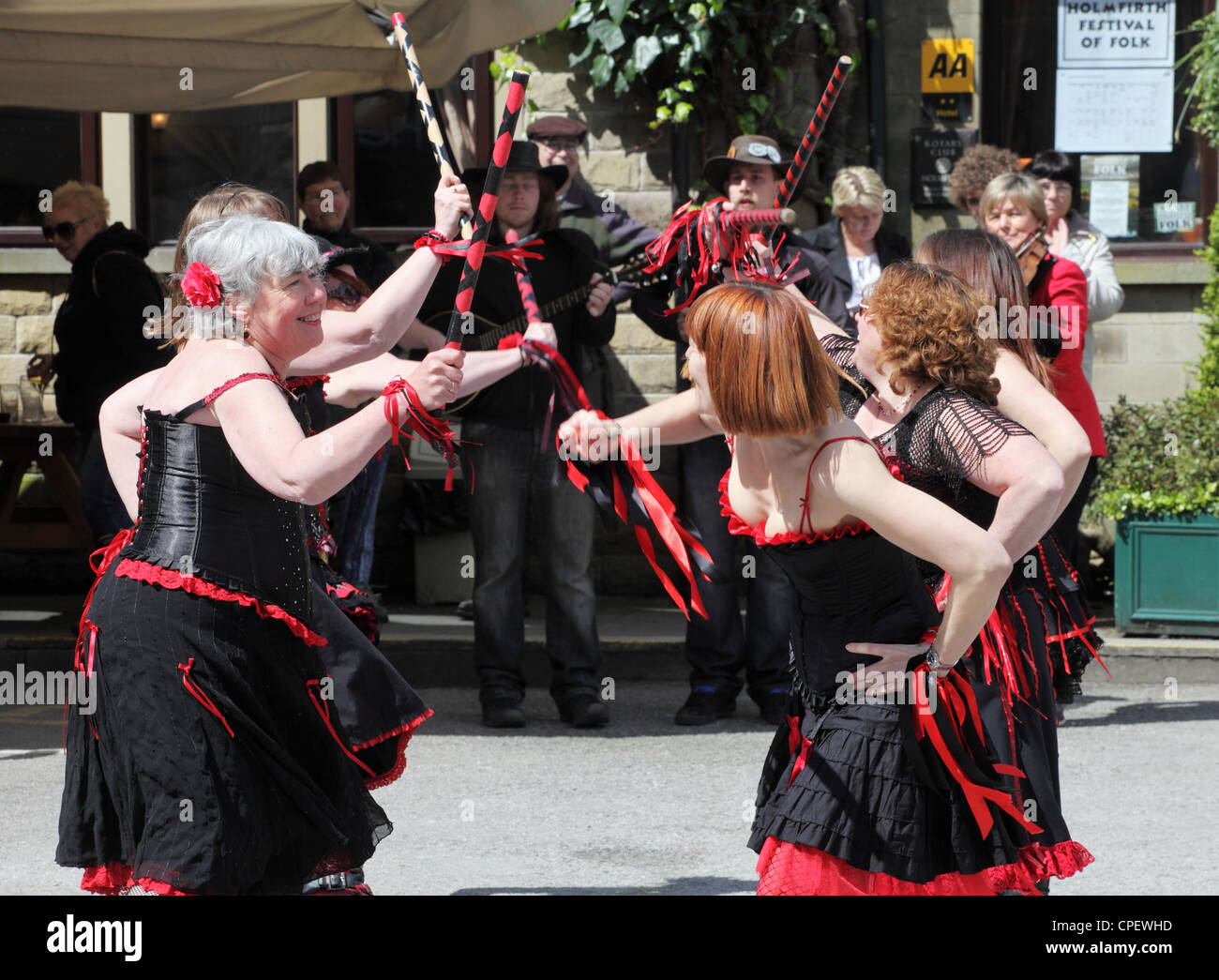 Die Raving Maes weibliche Morris Dance Seite durchführen Holmfirth Festivals Folk 2012 Stockfoto