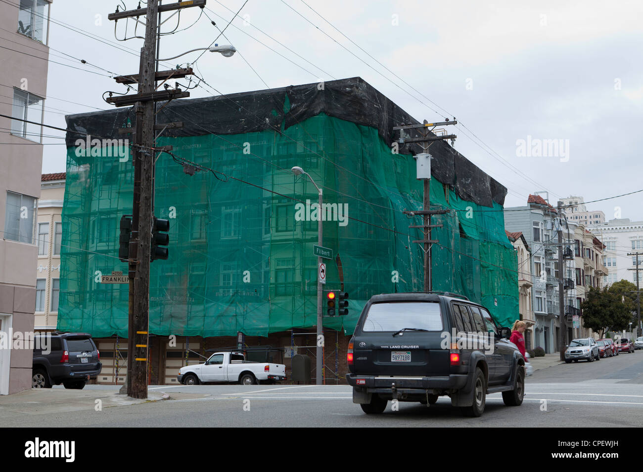 Mietshaus urban Multi Geschichte verpackt in Bau Webbing - Kalifornien, USA Stockfoto