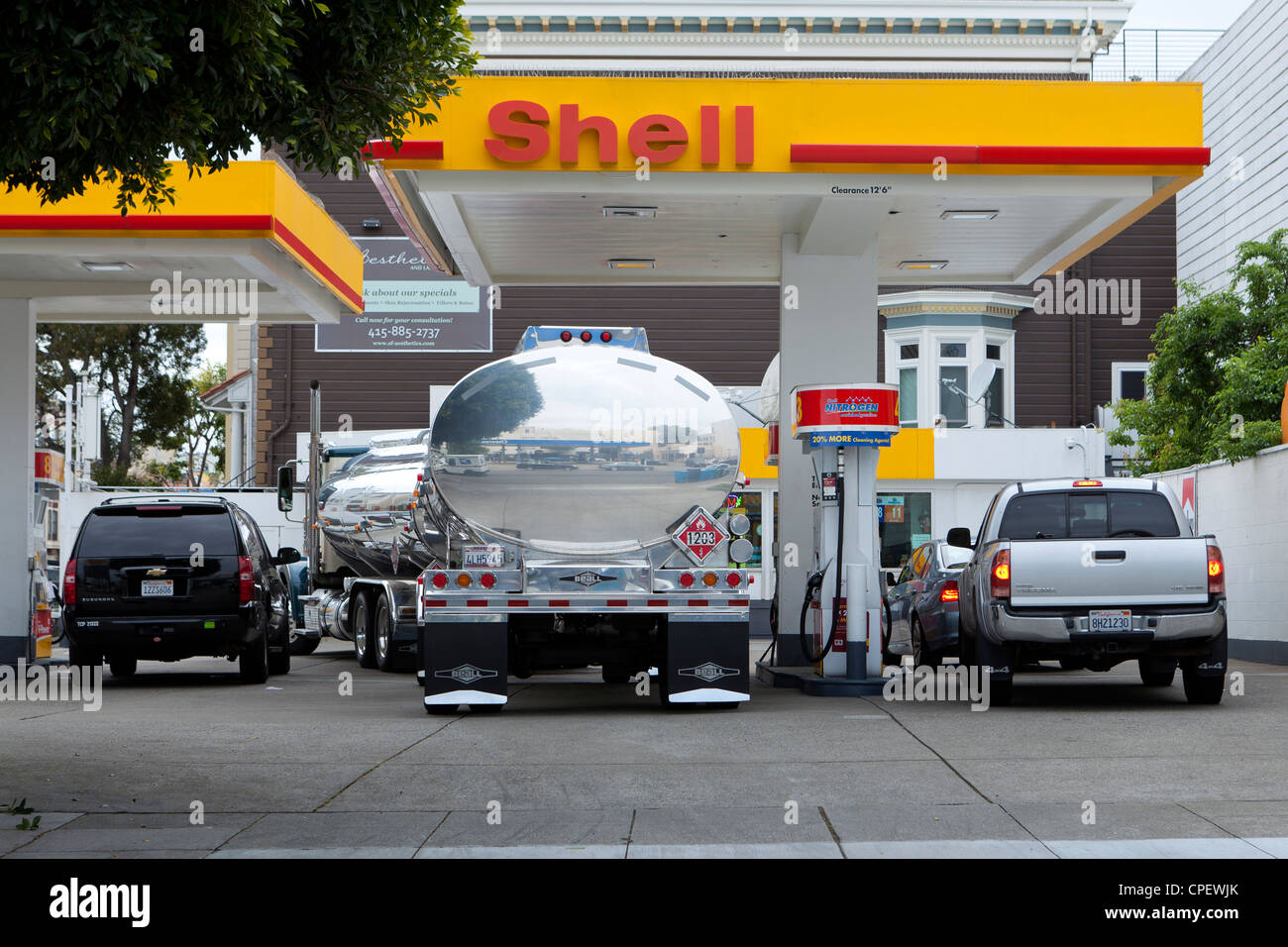 Kraftstofftank-Traktor-Anhänger geparkt an einer Shell-Tankstelle - Kalifornien USA Stockfoto