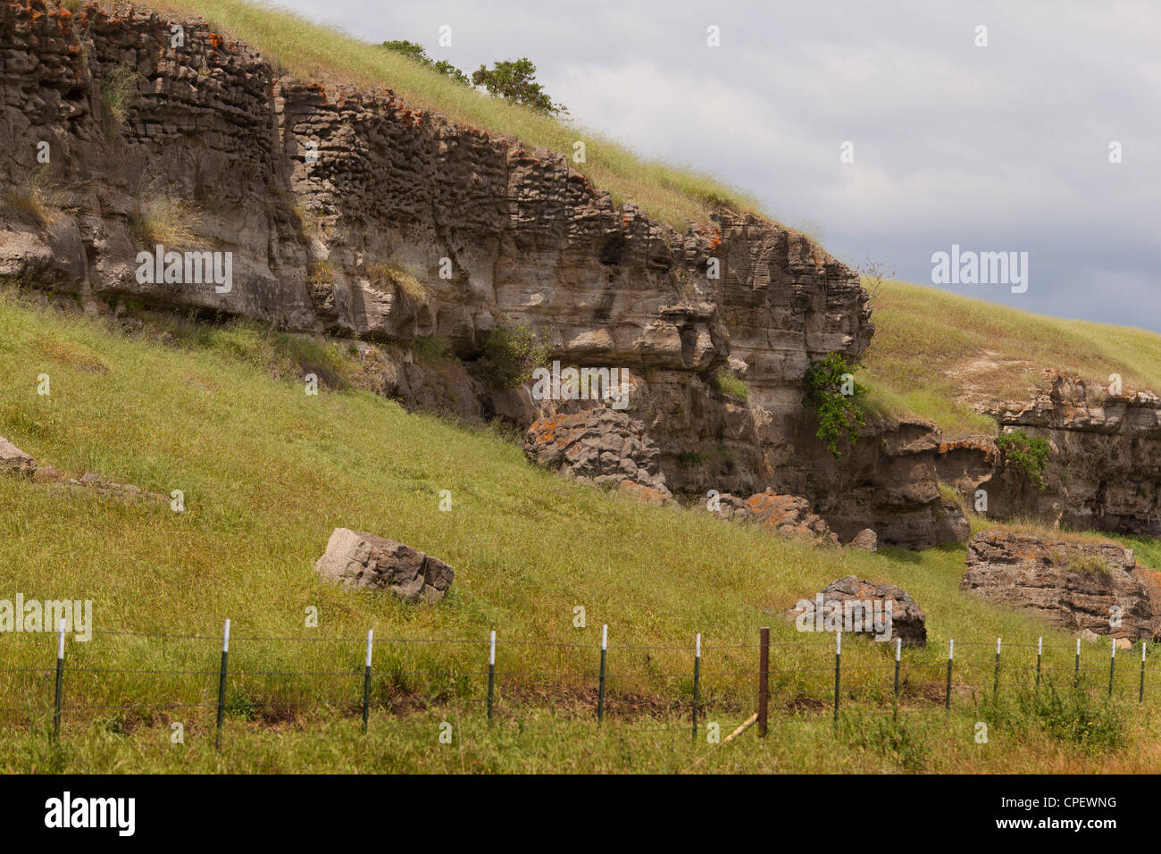 Ausgesetzt sedimentären Gesteinsschichten auf Seite des Hügels entlang Landstraße - Kalifornien USA Stockfoto