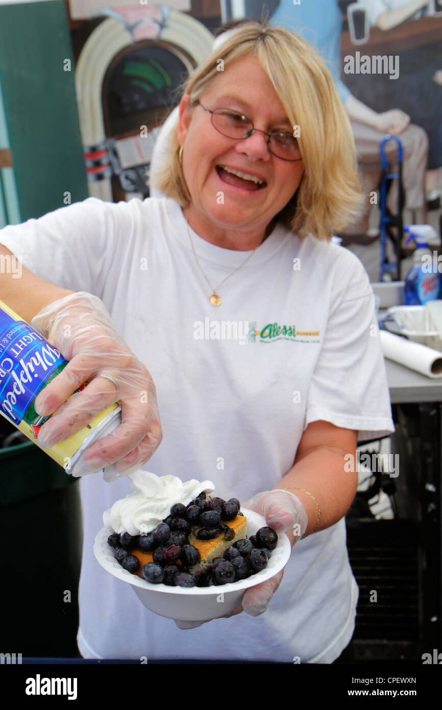 Florida Hernando County, Brooksville, Florida Blueberry Festival, Veranstaltung, Broad Street, Shortcake, Erwachsene Erwachsene Frau Frauen weibliche Dame, Freiwillige Freiwillige Stockfoto