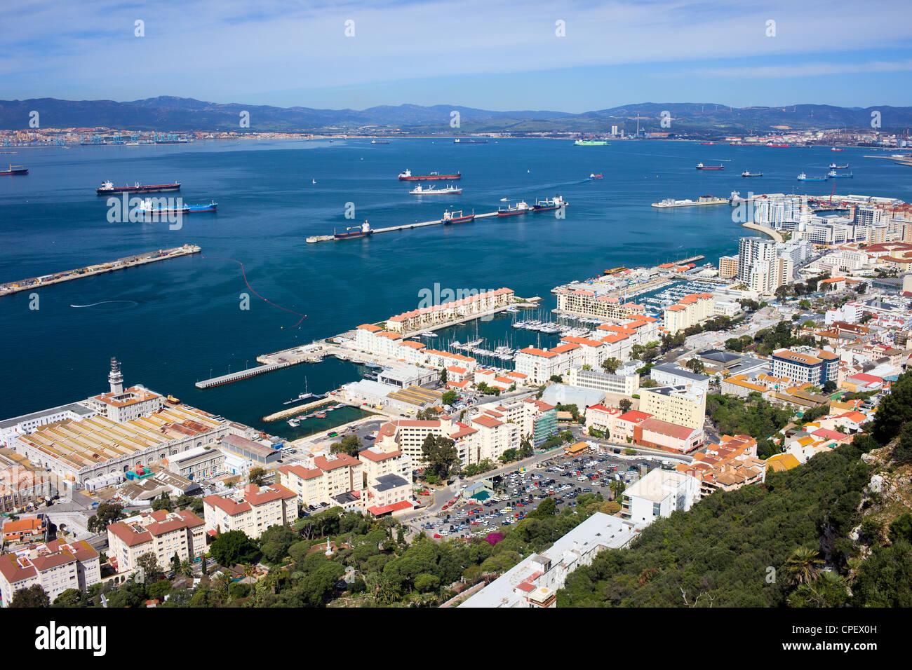 Malerischen Blick von oben über Gibraltar Bay und Stadt, Südspanien am Horizont. Stockfoto