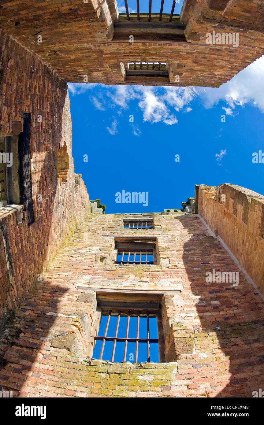 Detail der Gitterstäbe im Hauptturm der Ruinen der wichtigsten Gefängnisgebäude in Port Arthur Strafkolonie in Tasmanien Stockfoto