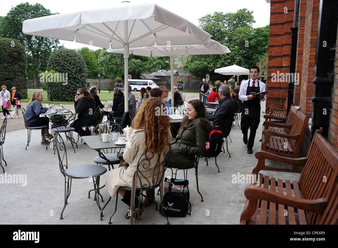 Die Orangerie in den Kensington Gardens in London mit Kunden sitzen an Tischen im Freien. Stockfoto