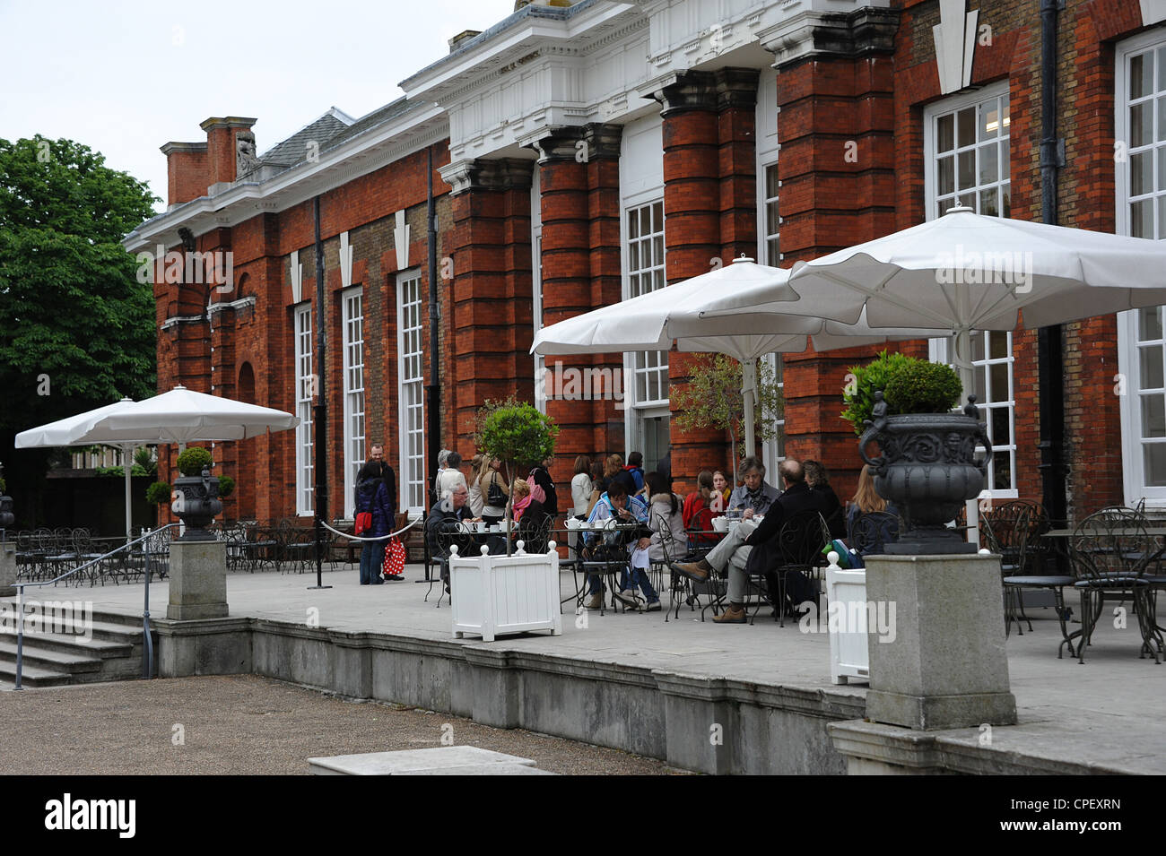 Die Orangerie in den Kensington Gardens in London mit Kunden sitzen an Tischen im Freien. Stockfoto