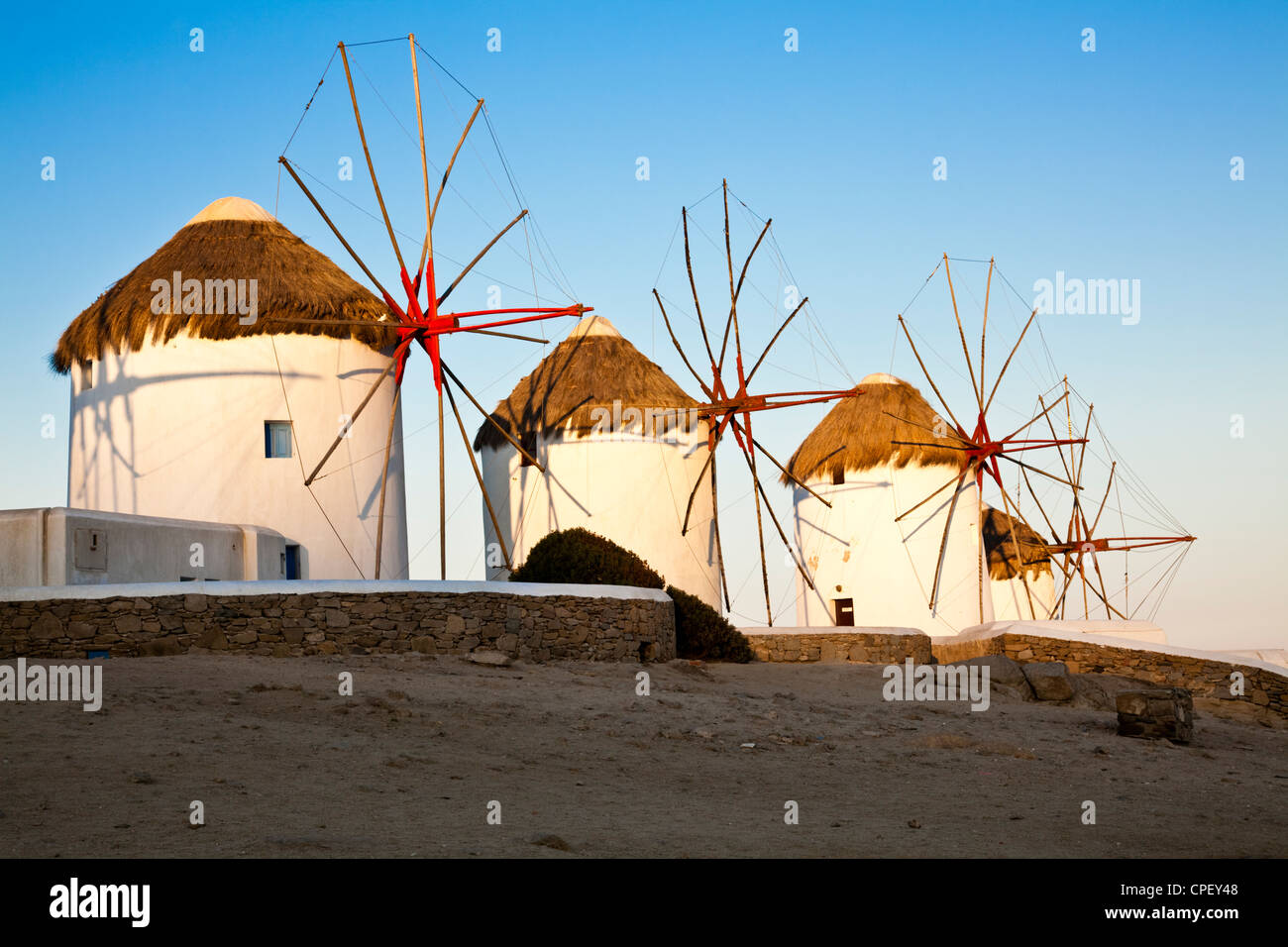Die historischen Windmühlen auf Mykonos in der frühen Morgensonne Stockfoto