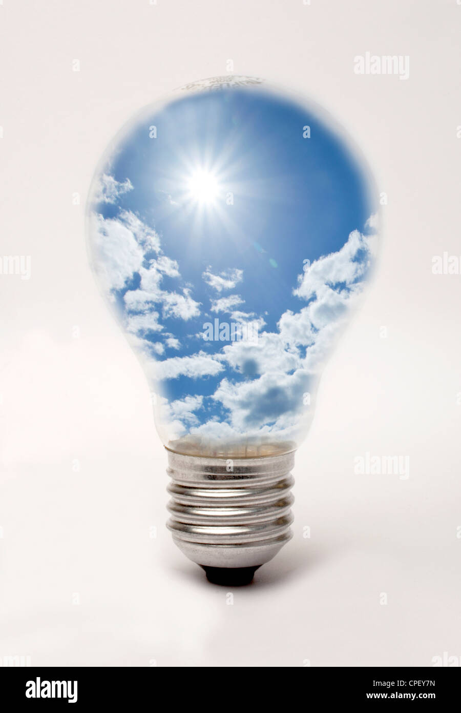 Edison Schraube Glühbirne mit Sonne und blauer Himmel, was auf Solarenergie Stockfoto