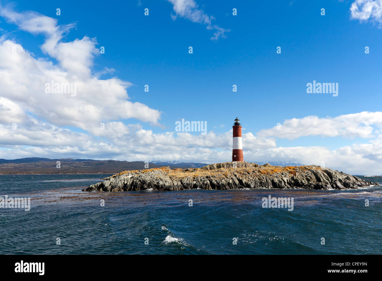 Les légions Leuchtturm auf einem Felsvorsprung in den Beagle-Kanal, Tierra Del Fuego. Stockfoto