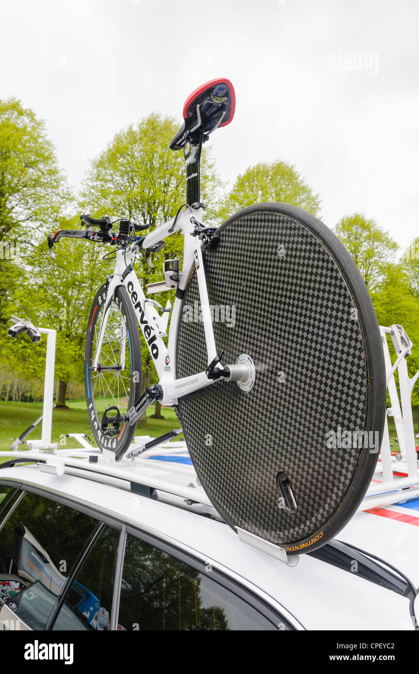 Carbon Faser Hinterrad auf einem professionellen Weg Zeit Studien Rennrad Stockfoto