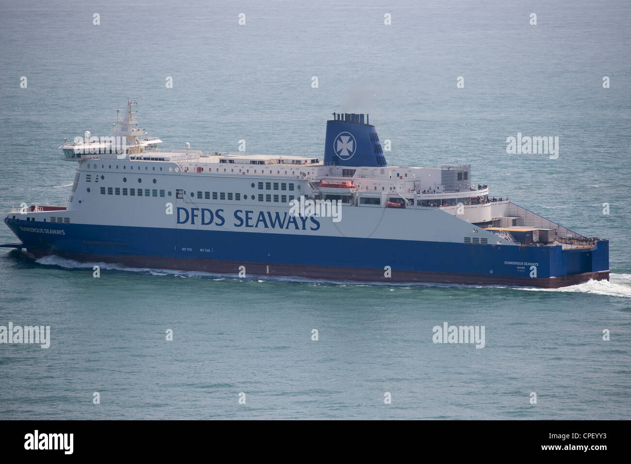 Cross Channel DFDS Fähre Dunkerque Seaways verlassen den Hafen von Dover in England für Frankreich Stockfoto