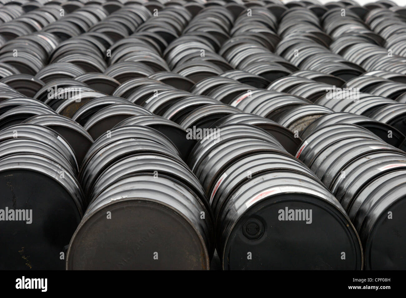 45 Gallonen Fässer Kraftstoff Diesel Treibstoff Jet Kraftstoff Zeilen lose Lagerung Stockfoto