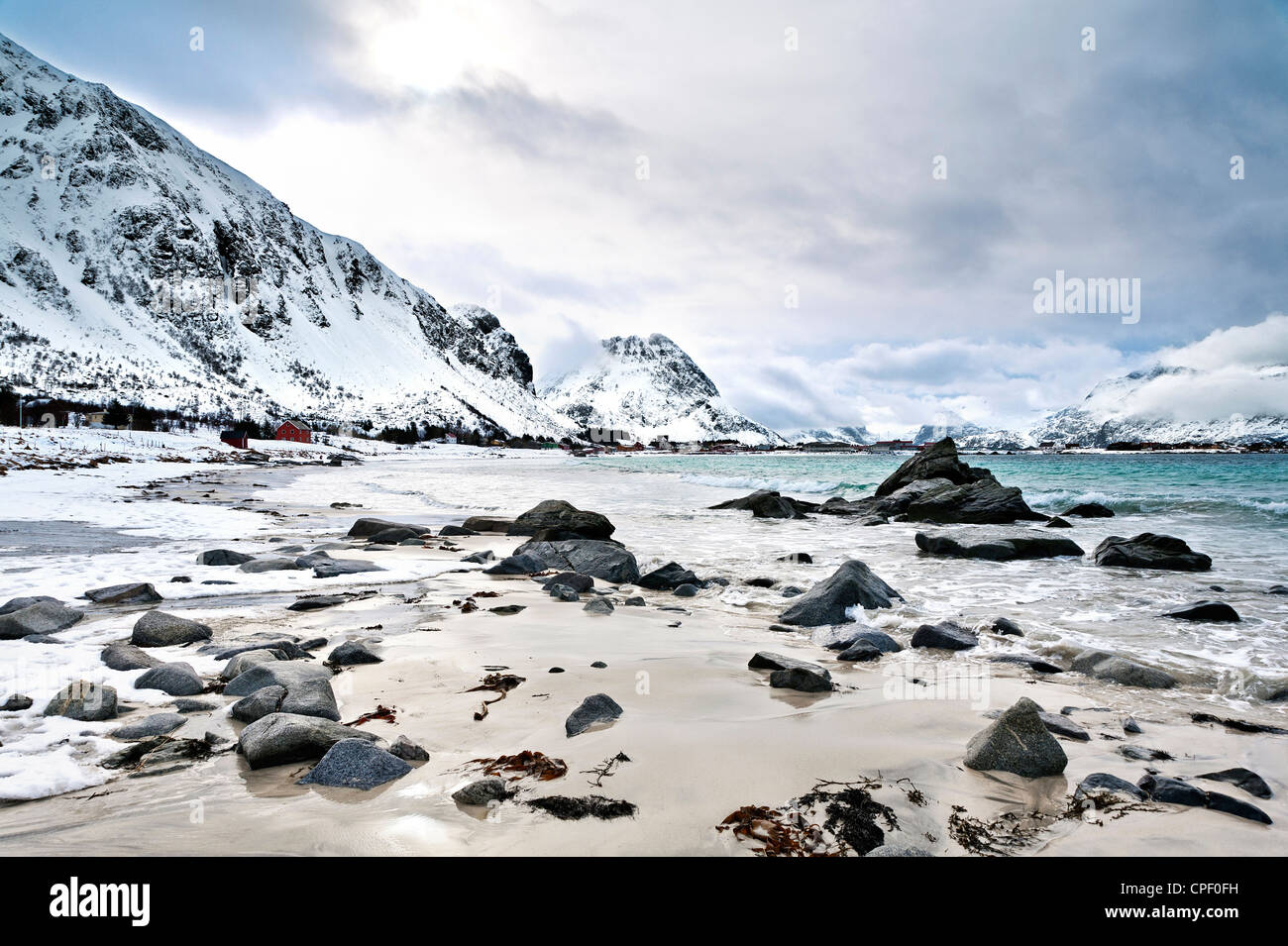 Die Berge von Volandstinden und Stabben im Bild vom Strand in Ramberg auf den Lofoten, Norwegen Stockfoto