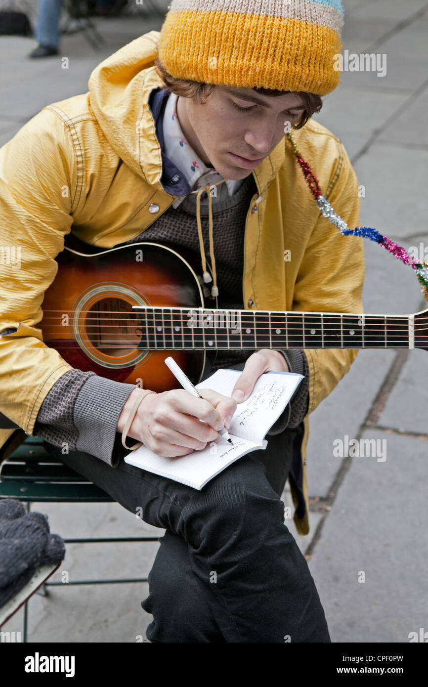 Ein Musiker unterschreibt seinen Namen im Bryant Park in New York City. Stockfoto