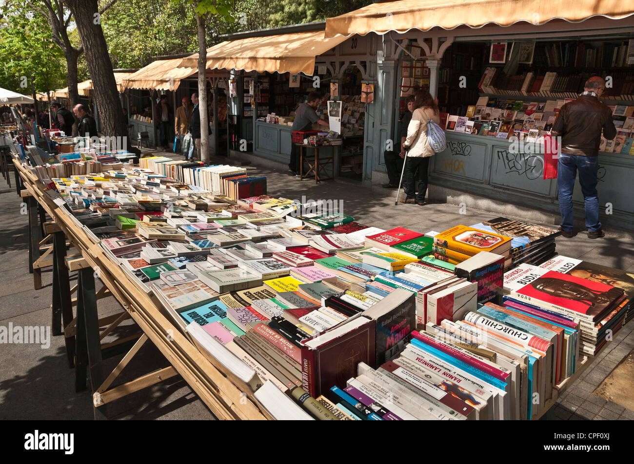 Buch-Stände in der Cuesta de Claudio Moyano neben dem Retiro-Park am unteren Ende des Paseo del Prado, Madrid, Spanien. Stockfoto