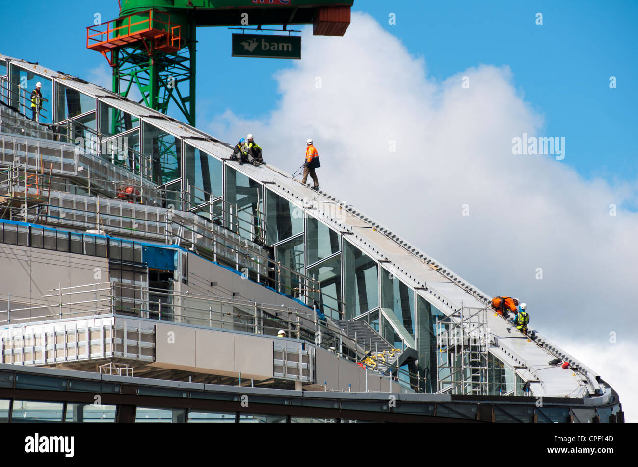 Arbeiter auf dem Dach der Co-Operative Group HQ, NOMA, im Bau 2012.  Miller Street, Manchester, England, Vereinigtes Königreich. Stockfoto