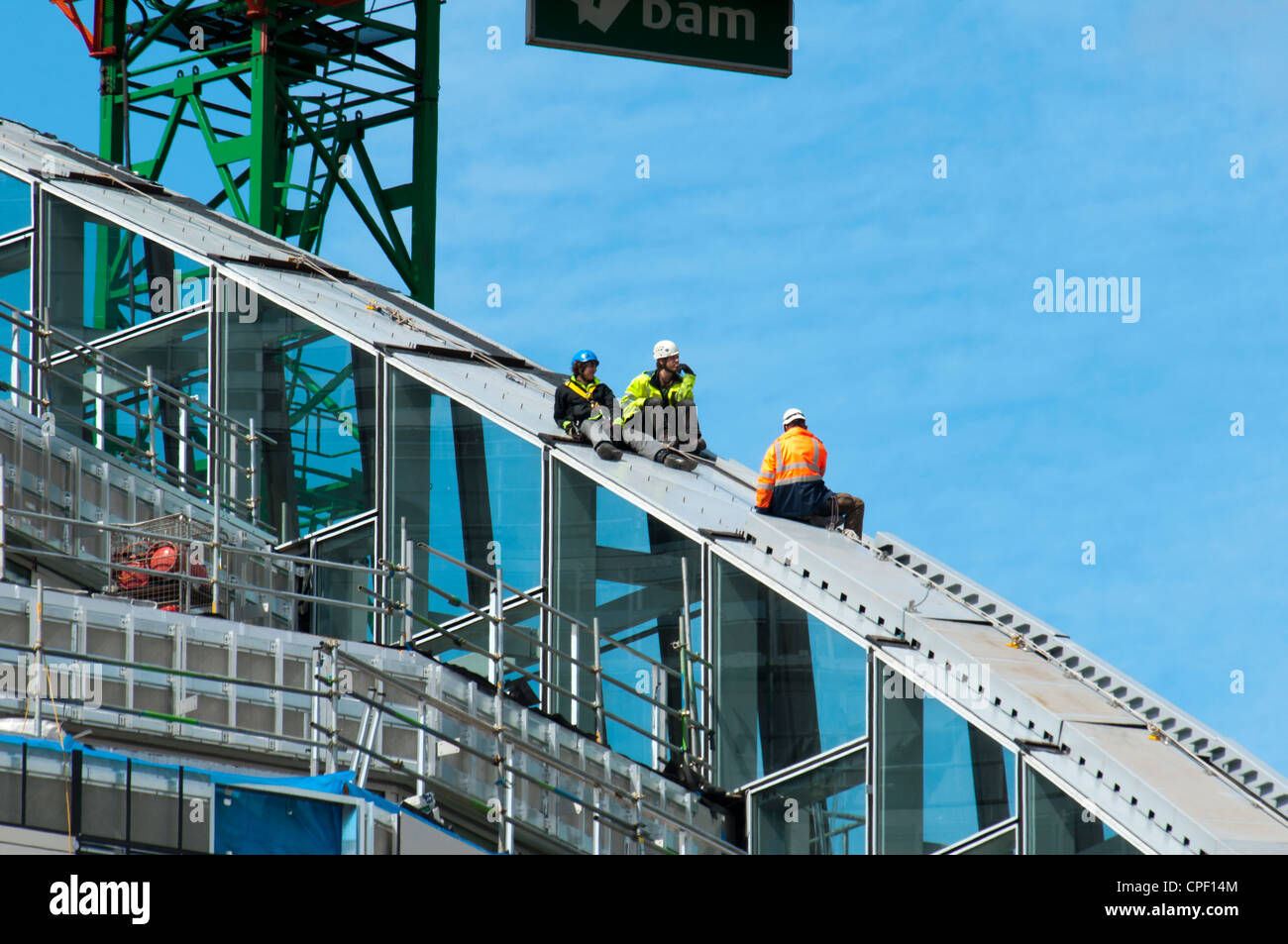 Arbeiter auf dem Dach der Co-Operative Group HQ, NOMA, im Bau 2012.  Miller Street, Manchester, England, Vereinigtes Königreich. Stockfoto