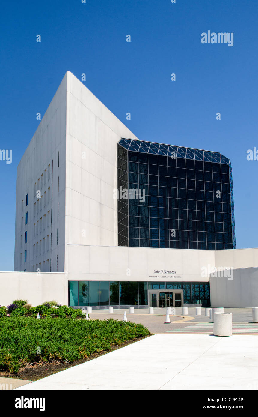 BOSTON, Massachusetts – Südseite der John F. Kennedy Presidential Library and Museum an der Uferpromenade in Dorchester in Boston, Massachusetts. Die JFK Library ist dem 35. Präsidenten der Vereinigten Staaten gewidmet und ist das offizielle Archiv der National Archves and Records Administration für die Präsidentenakten von John F. Kennedy. Stockfoto
