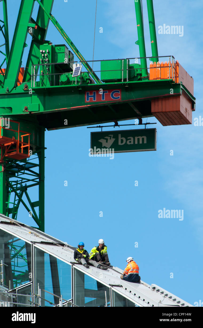 Arbeiter auf dem Dach der Co-Operative Group HQ, NOMA, im Bau 2012.  Miller Street, Manchester, England, Vereinigtes Königreich. Stockfoto