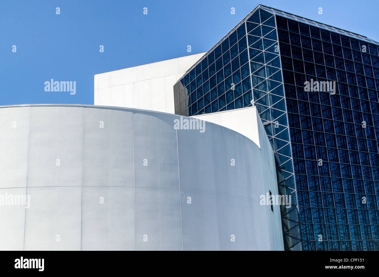 BOSTON, Massachusetts, USA – der markante Eingang zur John F. Kennedy Presidential Library and Museum befindet sich an der Uferpromenade in Dorchester, Boston. Das vom renommierten Architekten I.M. Pei entworfene modernistische Gebäude beherbergt das offizielle Archiv der Papiere und Artefakte von Präsident Kennedy, das sowohl als Gedenkstätte für den 35. Präsidenten als auch als Zentrum für die Erforschung seines Lebens und seiner Zeit dient. Stockfoto
