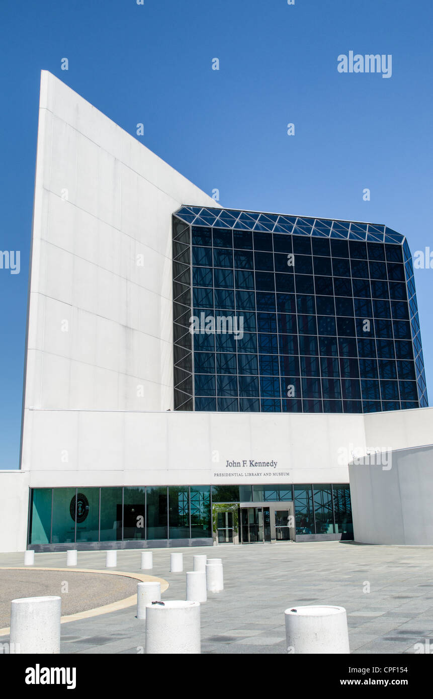 BOSTON, Massachusetts, USA – der markante Eingang zur John F. Kennedy Presidential Library and Museum befindet sich an der Uferpromenade in Dorchester, Boston. Das vom renommierten Architekten I.M. Pei entworfene modernistische Gebäude beherbergt das offizielle Archiv der Papiere und Artefakte von Präsident Kennedy, das sowohl als Gedenkstätte für den 35. Präsidenten als auch als Zentrum für die Erforschung seines Lebens und seiner Zeit dient. Stockfoto