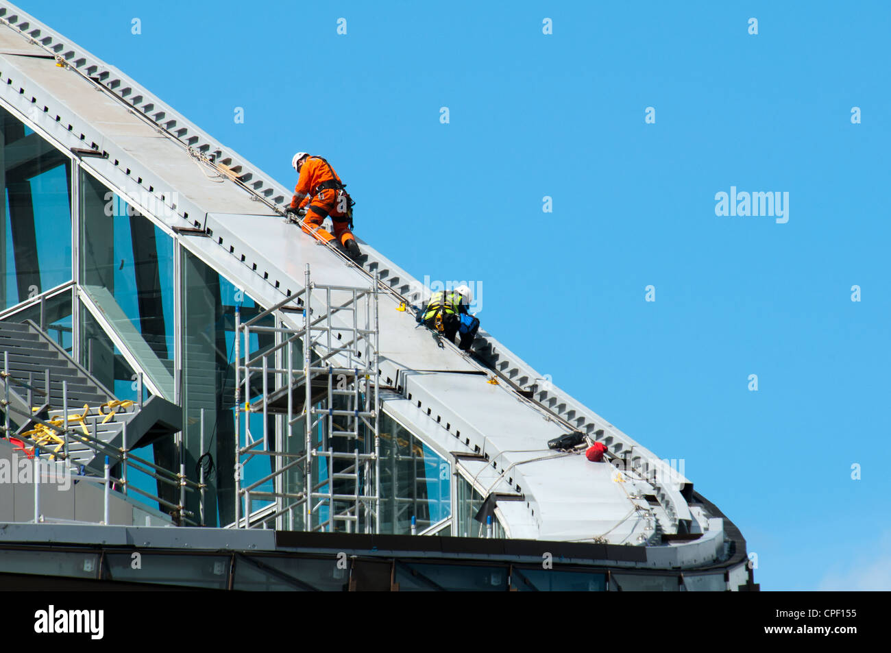 Arbeiter auf dem Dach der Co-Operative Group HQ, NOMA, im Bau 2012.  Miller Street, Manchester, England, Vereinigtes Königreich. Stockfoto