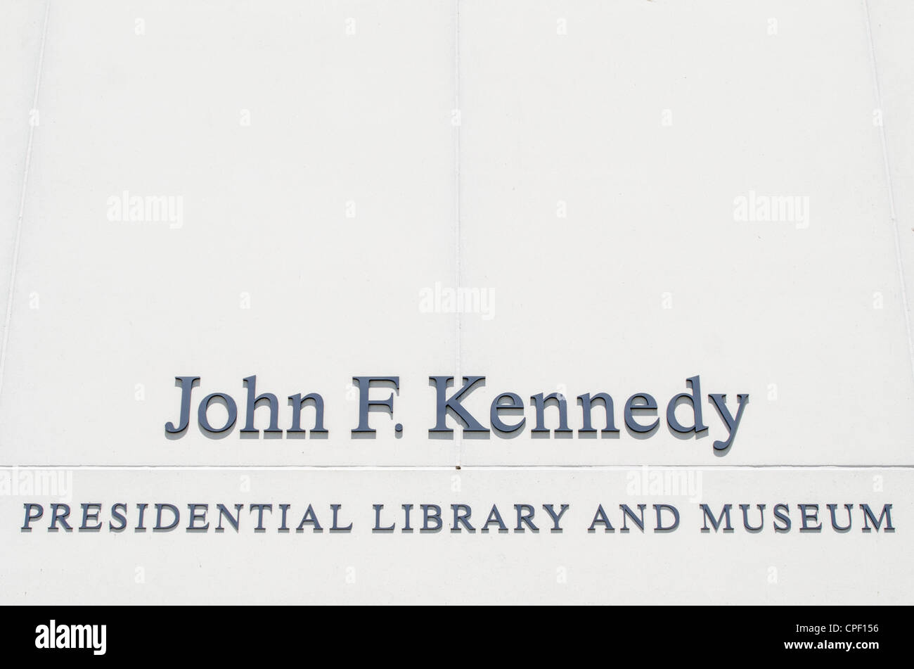 Melden Sie sich über dem Eingang der John F. Kennedy Presidential Library and Museum an der Uferpromenade in Dorchester in Boston, Massachusetts. Widmet sich der 35. Präsident der Vereinigten Staaten, ist der JFK Library der offiziellen nationalen Archves und Records Administration Repository der Präsidentschaftswahlen Aufzeichnungen von Kennedy. Stockfoto