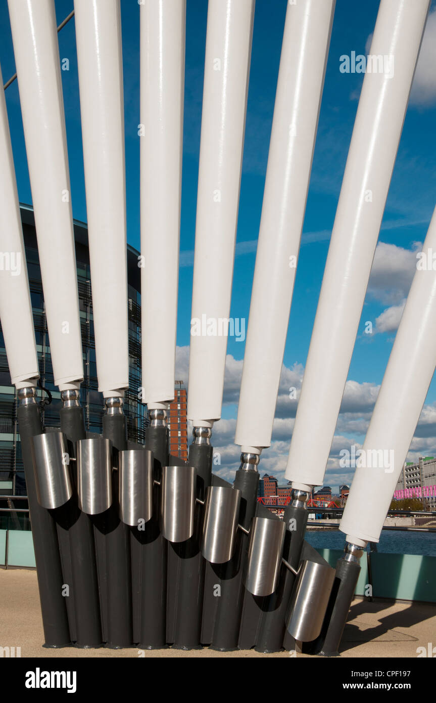 Die Auflagefläche der Federbeine des MediaCityUK Schaukel Fußgängerbrücke, Salford Quays, Manchester, England, UK Stockfoto