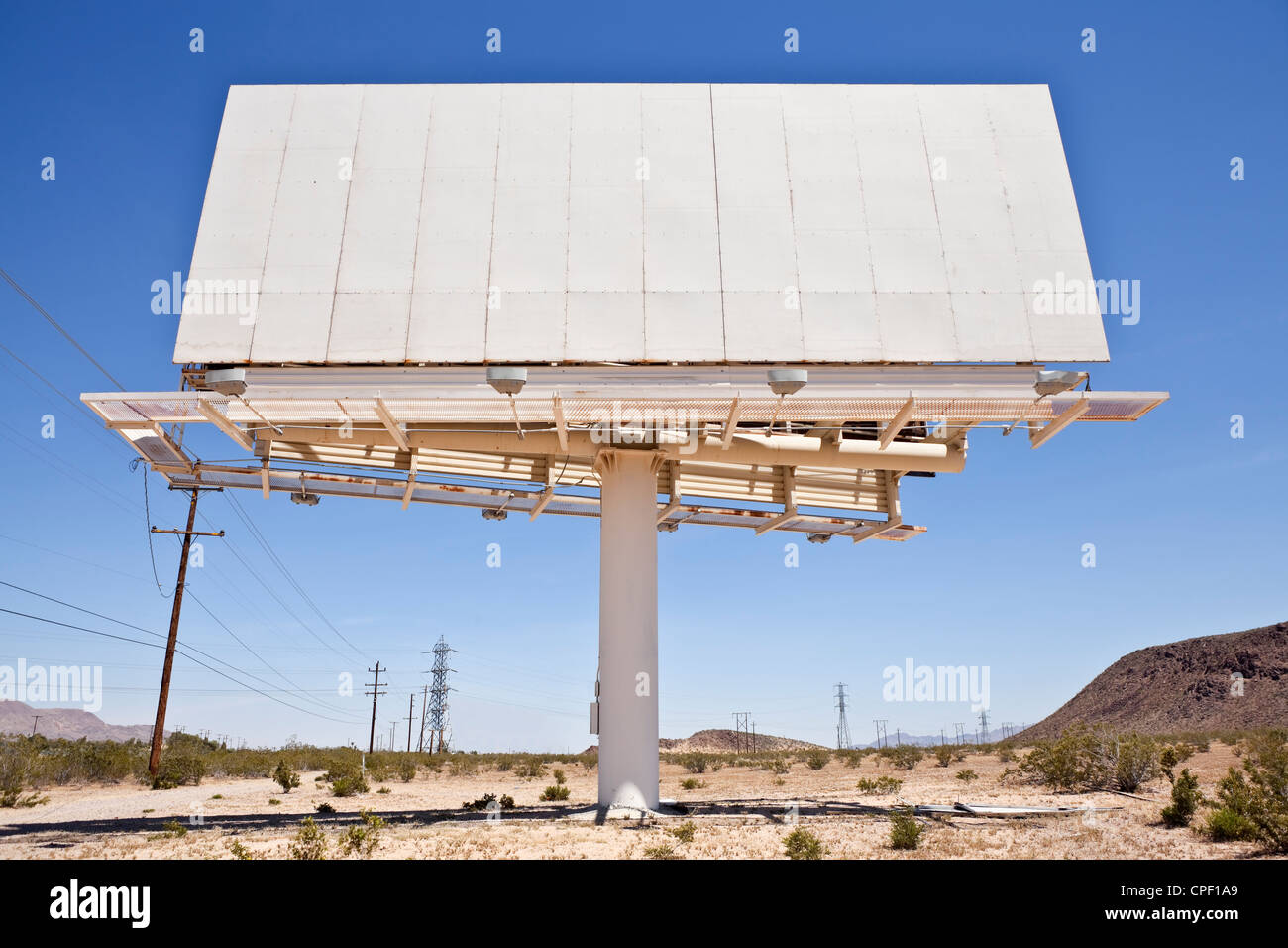 Alte leere Plakatwand mitten in der kalifornischen Mojave-Wüste. Stockfoto