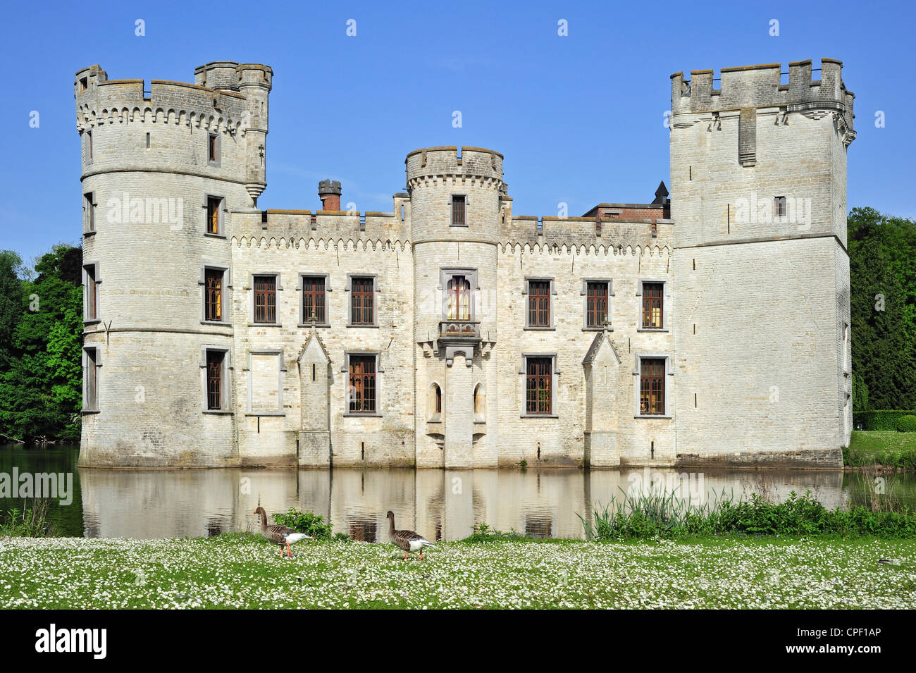 Bouchout Schloss im neugotischen Stil umgeben von Wassergraben im Botanischen Garten von Belgien bei Meise Stockfoto